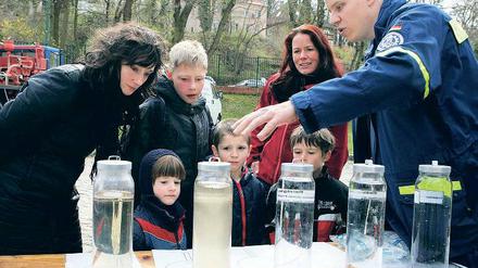 Aus alt mach sauber. Thorsten Wendland vom THW erklärte den Besuchern des Wasserwerks, wie die größte mobile Wasseraufbereitungsanlage funktioniert.