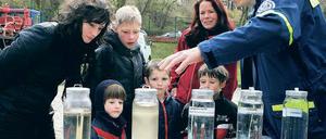 Aus alt mach sauber. Thorsten Wendland vom THW erklärte den Besuchern des Wasserwerks, wie die größte mobile Wasseraufbereitungsanlage funktioniert.