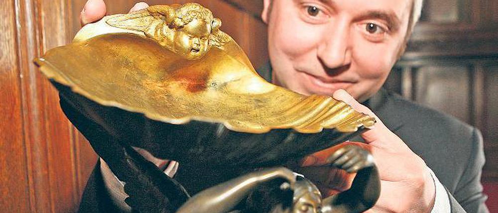 Letzter Wille. Der stellvertretende Schlosskastellan Matthias Simmich zeigt die Bronzeschale, die ein Unbekannter an der Schlosskasse abgelegt hatte. Auf einem Briefumschlag war vermerkt, die Rückgabe des Kunstwerks an die Schlösserstiftung sei Wunsch eines Verstorbenen, der die Schale 1972 mitgenommen habe.