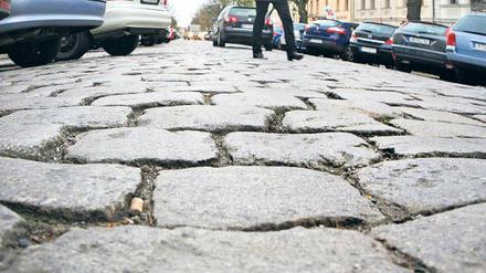 Breite Fugen: Ein Bild, das bald der Vergangenheit angehören soll, wenn es nach der Stadtverwaltung geht. Ein Strategiewechsel beim Pflastern historischer Straßen soll eine deutliche Qualitätsverbesserung bringen.