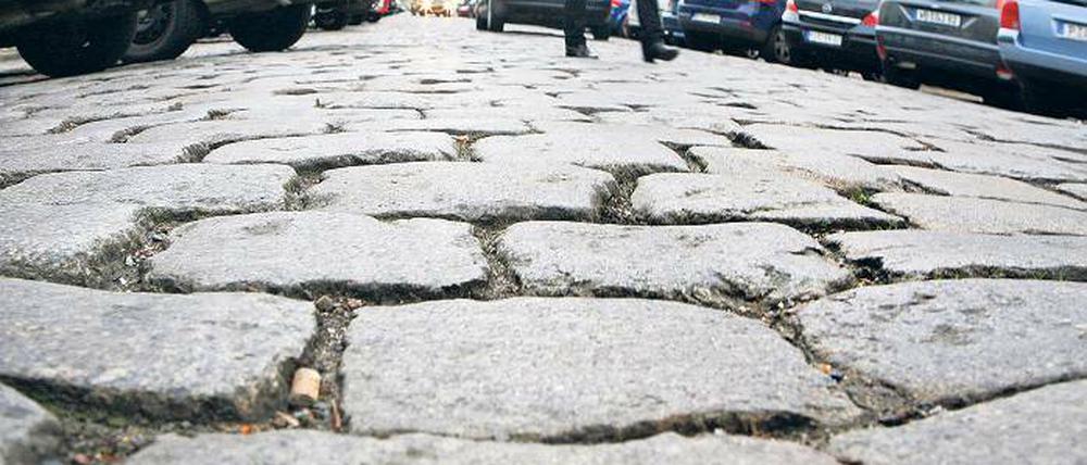 Breite Fugen: Ein Bild, das bald der Vergangenheit angehören soll, wenn es nach der Stadtverwaltung geht. Ein Strategiewechsel beim Pflastern historischer Straßen soll eine deutliche Qualitätsverbesserung bringen.