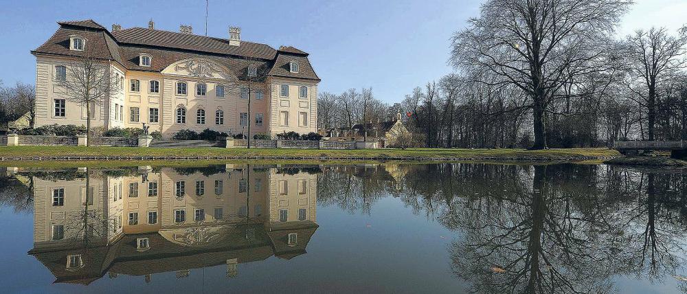 Spiegelbild. Der Branitzer bei Cottbus Park gilt als der letzte große Landschaftspark des 19. Jahrhunderts. Seit April sind im Schloss Branitz die Schlafstube und das Waschzimmer des Fürsten Pückler nach aufwändiger Sanierung wieder zu besichtigen.