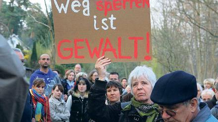 Für einen freien Uferweg demonstrierten am Montag noch viele Bürger von Groß Glienicke. Gestern nun entschied das Oberverwaltungsgericht, dass eine Zaunanlage zur Sperrung des Weges am Südufer geräumt werden muss.