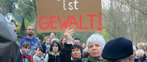 Für einen freien Uferweg demonstrierten am Montag noch viele Bürger von Groß Glienicke. Gestern nun entschied das Oberverwaltungsgericht, dass eine Zaunanlage zur Sperrung des Weges am Südufer geräumt werden muss.