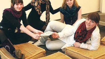 Die vier Kunst-KO-ten: Betty Riecke, Céline Gaulke, Anne-Kathrin Braune und Alena Leuteritz haben den Nachwuchs-Wettbewerb organisiert, die Finalisten gekürt und das Rahmenprogramm auf die Beine gestellt. Die vier hoffen, dass künftig auch Literatur und Tanz stärker berücksichtigt werden. Heute Abend wird der Wettstreit im Kunstraum in der Schiffbauergasse eröffnet, die Preise werden am Samstag vergeben.