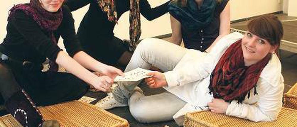 Die vier Kunst-KO-ten: Betty Riecke, Céline Gaulke, Anne-Kathrin Braune und Alena Leuteritz haben den Nachwuchs-Wettbewerb organisiert, die Finalisten gekürt und das Rahmenprogramm auf die Beine gestellt. Die vier hoffen, dass künftig auch Literatur und Tanz stärker berücksichtigt werden. Heute Abend wird der Wettstreit im Kunstraum in der Schiffbauergasse eröffnet, die Preise werden am Samstag vergeben.