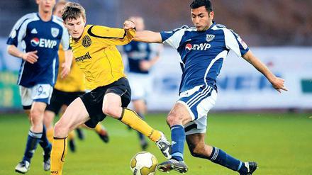 Zweikampf im Vogtlandstadion. Joan Oumari (rechts), der gestern für den verletzten Björn Laars in Babelsbergs Innenverteidigung rückte, versucht hier, das Leder gegen Plauens Justus Six zu behaupten.