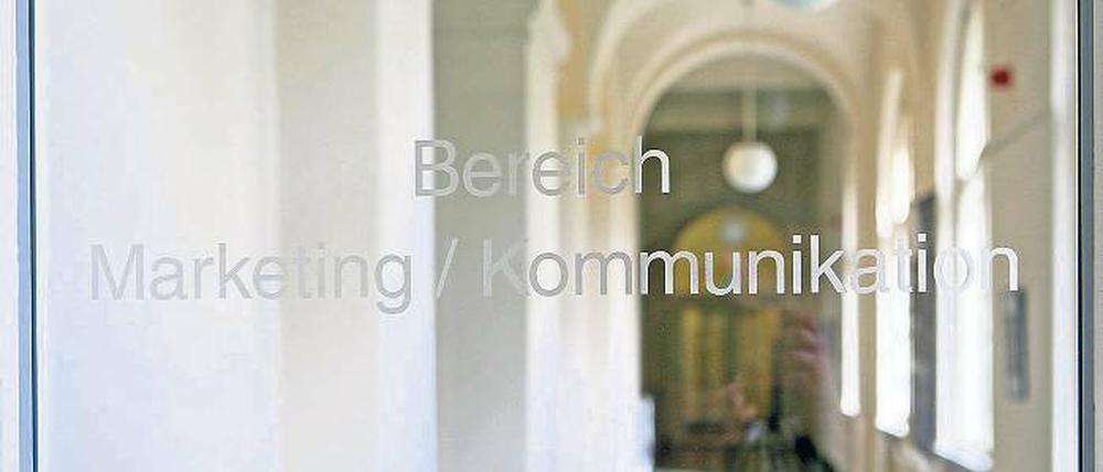 Rathaus-Einblick. Im Bereich Marketing und Kommunikation der Stadtverwaltung herrscht nach der Besetzung einer neuen Mitarbeiter-Stelle offenbar Unruhe. Es geht um Aufgaben und Tarif-Eingruppierungen.