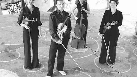 Im Kreis der Neuen Musik. Kirsten Harms, Nikolaus Schlierf, Cosima Gerhardt und Susanne Zapf (v.l.) sind zusammen das Sonar Quartett und während der Intersonanzen auch in Potsdam zu erleben.