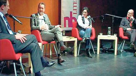 Gute Literatur ist die, die gefällt. Jann Jakobs, Oliver Geldener, Gretel Schulze und Carsten Wist (v.l.) am Sonntagabend beim ersten Literarischen Salon in der Reithalle.