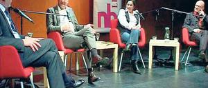 Gute Literatur ist die, die gefällt. Jann Jakobs, Oliver Geldener, Gretel Schulze und Carsten Wist (v.l.) am Sonntagabend beim ersten Literarischen Salon in der Reithalle.