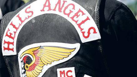 Brandanschlag auf Vereinsheim. Das Haus gehört zu dem berüchtigten Rockerclub Hells Angels, der der kriminellen Szene zugerechnet wird. Die Hells Angels sind verfeindet mit den Konkurrenten Bandidos.