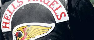 Brandanschlag auf Vereinsheim. Das Haus gehört zu dem berüchtigten Rockerclub Hells Angels, der der kriminellen Szene zugerechnet wird. Die Hells Angels sind verfeindet mit den Konkurrenten Bandidos.