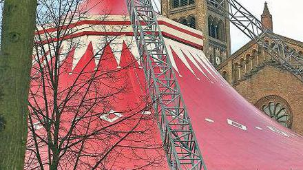 Umstritten. Heute beginnt Zirkus Sarrasani sein Gastspiel auf dem Bassinplatz. Die Stadtverwaltung bedauert inzwischen, die Genehmigung dafür erteilt zu haben.