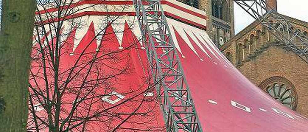 Umstritten. Heute beginnt Zirkus Sarrasani sein Gastspiel auf dem Bassinplatz. Die Stadtverwaltung bedauert inzwischen, die Genehmigung dafür erteilt zu haben.