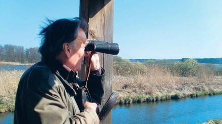 Mit Geduld und Erfahrung. Auf dem Vogelbeobachtungsturm in Stangenhagen sieht und hört Lothar Kalbe Dinge, die sonst kein anderer wahrnimmt. Heute wird der Ornithologe 75 Jahre alt, und fortan trägt der Turm ein goldenes Schild mit seinem Namen.