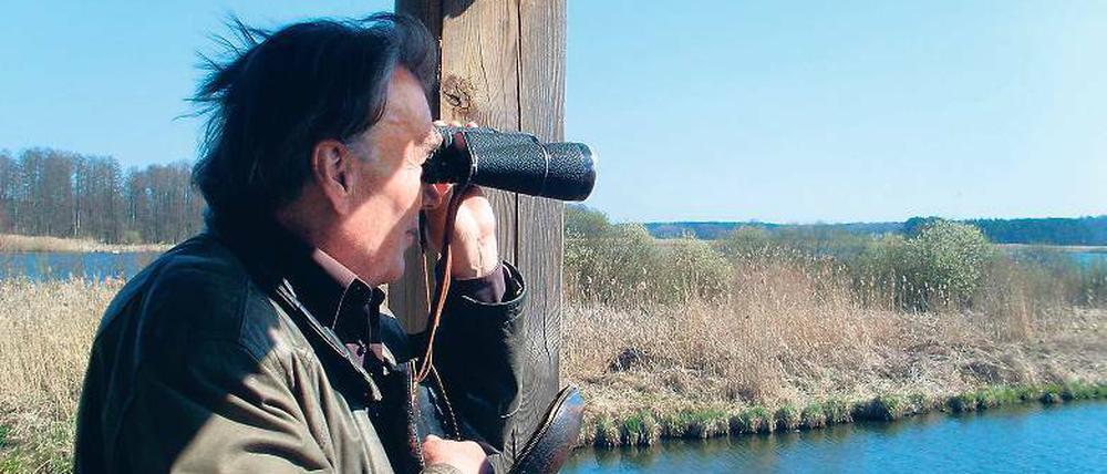 Mit Geduld und Erfahrung. Auf dem Vogelbeobachtungsturm in Stangenhagen sieht und hört Lothar Kalbe Dinge, die sonst kein anderer wahrnimmt. Heute wird der Ornithologe 75 Jahre alt, und fortan trägt der Turm ein goldenes Schild mit seinem Namen.