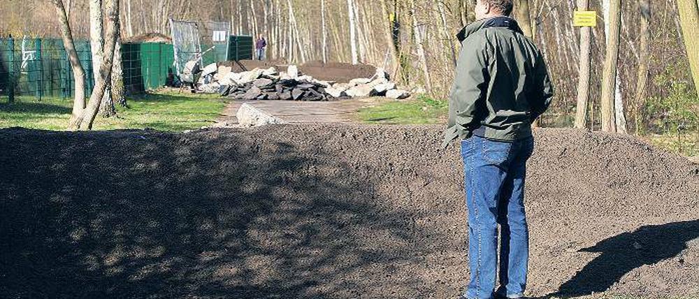 Aufgeschüttet. Erdwall gestern am Uferweg an der Dorfstraße.