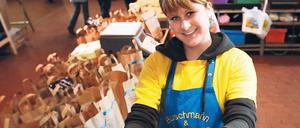 Wo Spargel zum Erlebnis wird: Der Betrieb der Familien Winkelmann und Buschmann (kleines Bild, o.) wirbt mit Events und gläserner Produktion für die Landwirtschaft. Dazu gehört auch der bei Kindern beliebte Haustier-Garten.