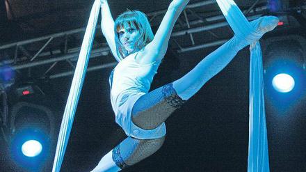 Luftakrobaten sind sie alle, die Stars vom U-Showteam aus der Ukraine. Im Zirkus Sarrasani zeigen die die Artistinnen an hängenden Bändern, den Strabaten, schwerelose Eleganz.