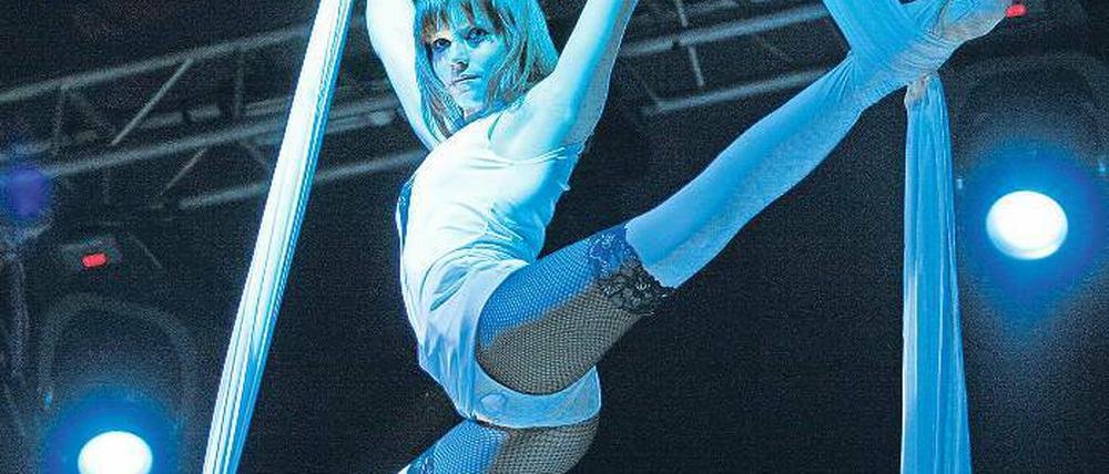 Luftakrobaten sind sie alle, die Stars vom U-Showteam aus der Ukraine. Im Zirkus Sarrasani zeigen die die Artistinnen an hängenden Bändern, den Strabaten, schwerelose Eleganz.