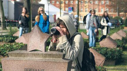 Gedenken: Russische Schüler auf dem Sowjetischen Ehrenfriedhof.