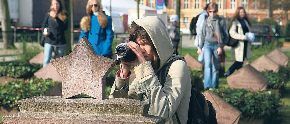 Gedenken: Russische Schüler auf dem Sowjetischen Ehrenfriedhof.