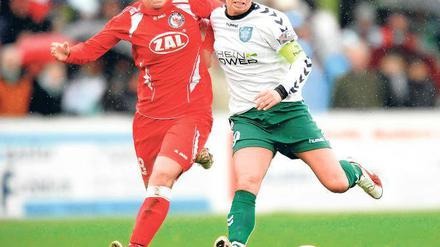 Treffen sich wieder. Der 1. FFC Turbine Potsdam und der FCR Duisburg  hier Potsdams Josephine Henning (l.) und Inka Grings  treten am 11. April erneut in Duisburg in der Champions League gegeneinander an.