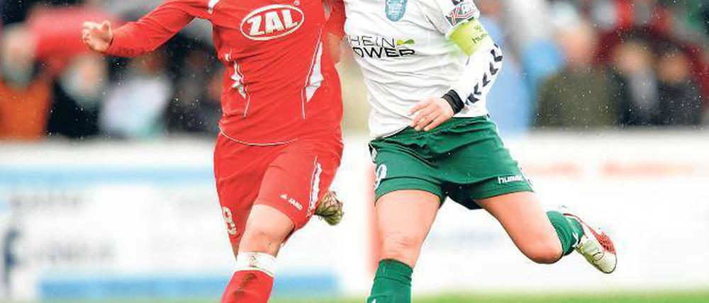 Treffen sich wieder. Der 1. FFC Turbine Potsdam und der FCR Duisburg  hier Potsdams Josephine Henning (l.) und Inka Grings  treten am 11. April erneut in Duisburg in der Champions League gegeneinander an.