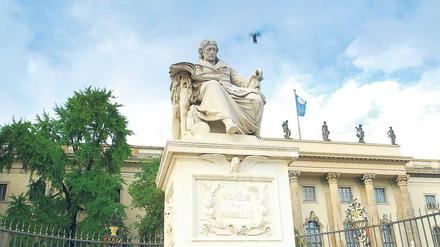Er wacht über seine Schöpfung: Das Denkmal von Wilhelm von Humboldt vor der nach ihm benannten Universität Unter den Linden in Berlin. Geboren wurde der große Denker allerdings in Potsdam. Eine Tafel an seinem Geburtshaus erinnert daran.