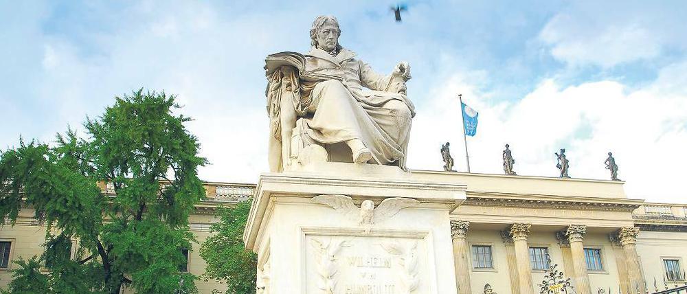 Er wacht über seine Schöpfung: Das Denkmal von Wilhelm von Humboldt vor der nach ihm benannten Universität Unter den Linden in Berlin. Geboren wurde der große Denker allerdings in Potsdam. Eine Tafel an seinem Geburtshaus erinnert daran.