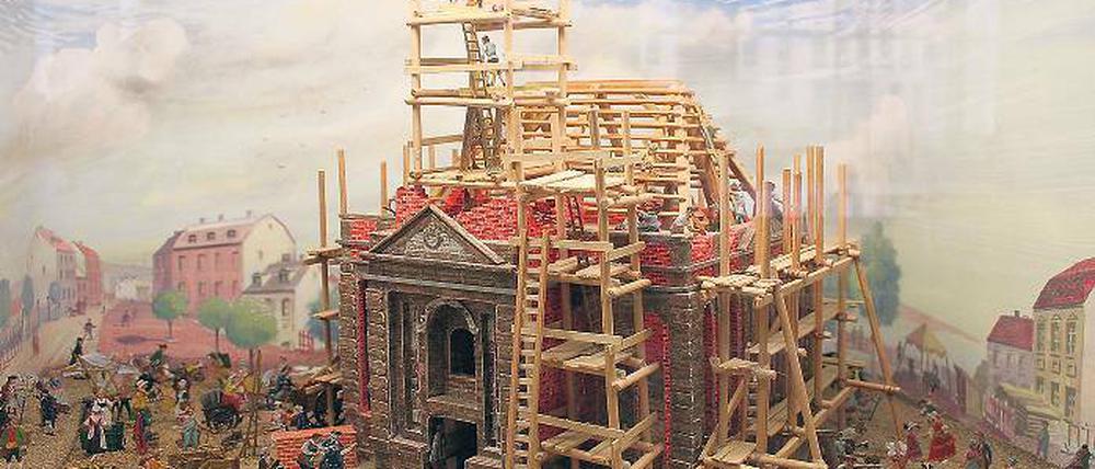 Baugerüste an der Garnisonkirche: So weit, wie dieses Modell des historischen Baugeschehens zeigt, wäre der Garnisonkirchen-Förderverein gerne schon. Die Linken haben nichts dagegen, nur Steuergeld darf es nicht kosten.