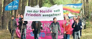 Teilnehmer eines Ostermarsches marschierten am Sonntag in der Nähe von Schweinrich bei ihrer Demonstration für eine friedliche Nutzung des ehemaligen Truppenübungsplatzes Bombodrom über das nach wie vor militärische Gelände.