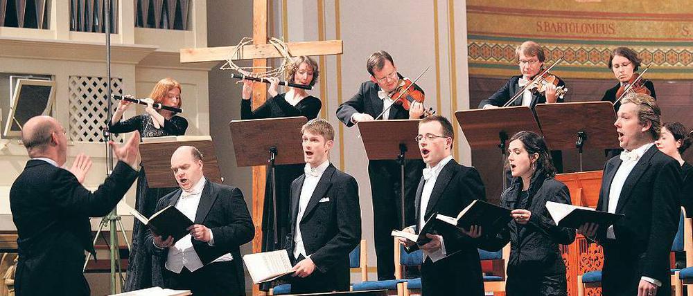 Mit großer Dramatik. Die schnellen Wechsel zwischen den Chorpartien und den Soli forderten eine permanente Aufmerksamkeit aller beteiligten Musiker.