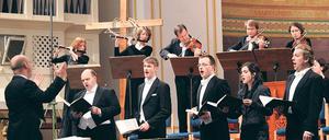 Mit großer Dramatik. Die schnellen Wechsel zwischen den Chorpartien und den Soli forderten eine permanente Aufmerksamkeit aller beteiligten Musiker.