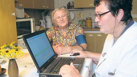 Hausbesuch. Schwester Kristina Hartnick erhielt seinerzeit ihre Ausbildung in dem vom Potsdamer Gesundheitsministerium initiierten Projekt Agnes, durch das die Ärzte von Hausbesuchen entlastet werden sollen.