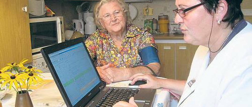 Hausbesuch. Schwester Kristina Hartnick erhielt seinerzeit ihre Ausbildung in dem vom Potsdamer Gesundheitsministerium initiierten Projekt Agnes, durch das die Ärzte von Hausbesuchen entlastet werden sollen.