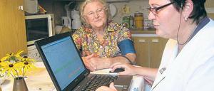 Hausbesuch. Schwester Kristina Hartnick erhielt seinerzeit ihre Ausbildung in dem vom Potsdamer Gesundheitsministerium initiierten Projekt Agnes, durch das die Ärzte von Hausbesuchen entlastet werden sollen.