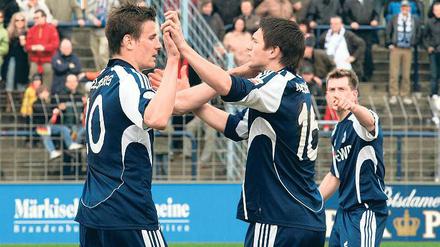 Mit bestem Dank. Babelsbergs Torjäger Daniel Frahn (vorn rechts) jubelt nach dem 1:0 mit Stefan Kutschke, der den Treffer mit vorbereitete. Hinten freut sich Anton Müller mit den beiden.