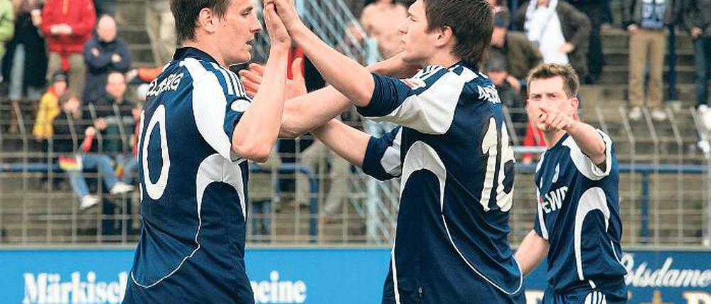 Mit bestem Dank. Babelsbergs Torjäger Daniel Frahn (vorn rechts) jubelt nach dem 1:0 mit Stefan Kutschke, der den Treffer mit vorbereitete. Hinten freut sich Anton Müller mit den beiden.