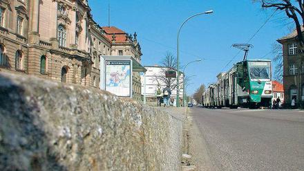 Die Tramhaltestelle am Stadthaus: Der hohe Bordstein und der Autoverkehr zwischen Bürgersteig und Straßenbahn bereiten nicht nur Behinderten seit Jahren Verdruss. 2011 soll der barrierefreie Umbau erfolgen und damit das Leiden ein Ende haben.