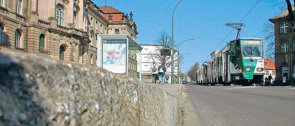 Die Tramhaltestelle am Stadthaus: Der hohe Bordstein und der Autoverkehr zwischen Bürgersteig und Straßenbahn bereiten nicht nur Behinderten seit Jahren Verdruss. 2011 soll der barrierefreie Umbau erfolgen und damit das Leiden ein Ende haben.