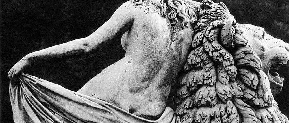 Auch ein steinerner Rücken kann entzücken. Eine Nymphe im Sizilianischen Garten.