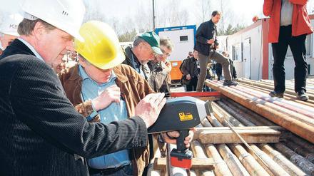Mit Röntgenmessgerät. Wirtschaftsminister Ralf Christoffers und Geologe Rolf Kumann besuchten das Gelände der KSL Kupferschiefer Lausitz.