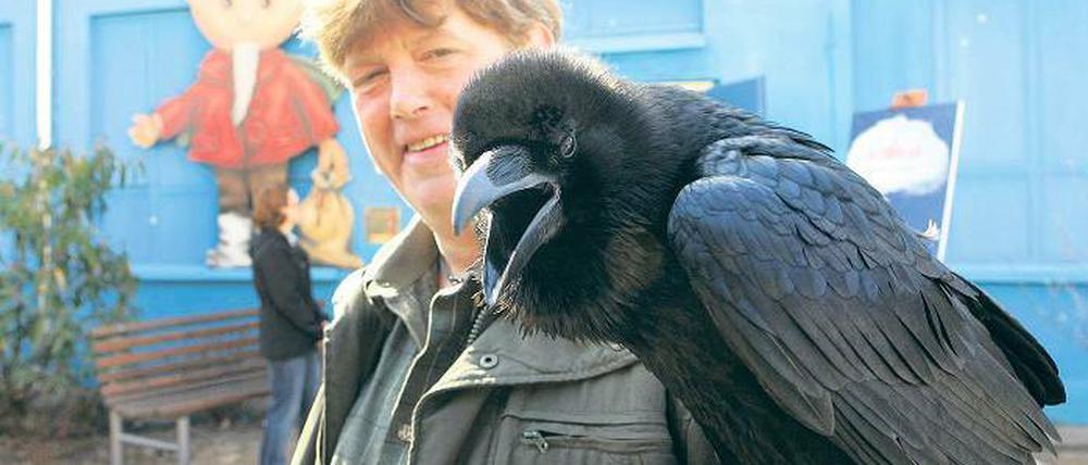 Fester Bestandteil im Filmpark-Programm ist auch in dieser Saison die beliebte Tiershow. Mit dem Raben dürfte es Tiertrainer Gerhard Harsch leicht haben  gelten diese doch als besonders intelligent.