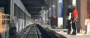 Unter dem Terminal. Der neue Bahnhof des Haupstadtflughafens Berlin Brandenburg International verfügt über drei Bahnsteige. Einen 152 Meter langen S-Bahnsteig und zwei 405 Meter lange Fernbahnsteige. Die Schienenanbindung ist in vollem Gang.