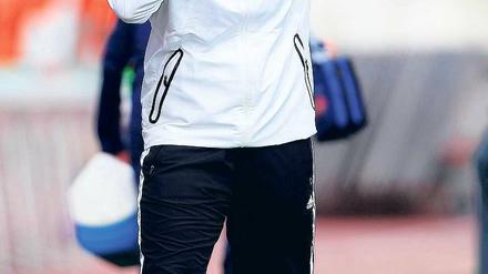 Heidi Vater (43) ist seit zwölf Jahren Trainerin des FF USV Jena, den sie 2008 in die 1. Frauenfußball-Bundesliga und am vergangenen Samstag ins DFB-Pokalfinale führte. Beruflich ist sie als Lehrerin für Geschichte und Sport am Sportgymnasium Jena tätig.