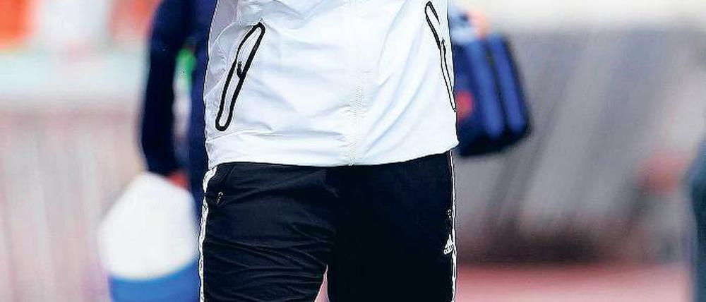 Heidi Vater (43) ist seit zwölf Jahren Trainerin des FF USV Jena, den sie 2008 in die 1. Frauenfußball-Bundesliga und am vergangenen Samstag ins DFB-Pokalfinale führte. Beruflich ist sie als Lehrerin für Geschichte und Sport am Sportgymnasium Jena tätig.