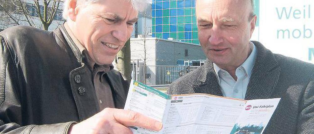 Ein Faltplan für Studenten: ViP-Chef Martin Weis und Bernd Kahle, Bereichsleiter Verkehrsentwicklung, studieren den neuen Flyer, der den Uni-Absolventen die Änderungen im neuen Fahrplan erklären und möglichst auch schmackhaft machen soll.