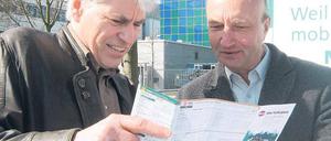 Ein Faltplan für Studenten: ViP-Chef Martin Weis und Bernd Kahle, Bereichsleiter Verkehrsentwicklung, studieren den neuen Flyer, der den Uni-Absolventen die Änderungen im neuen Fahrplan erklären und möglichst auch schmackhaft machen soll.